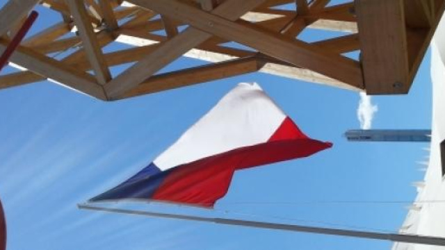 L'alzabandiera ha aperto gli eventi del giorno