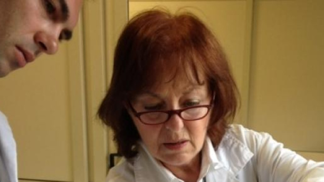 La Dott.ssa Bentivegna mentre salva una tartaruga