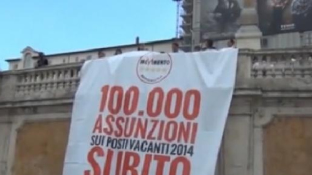Lo striscione srotolato dai 5 stelle a Roma