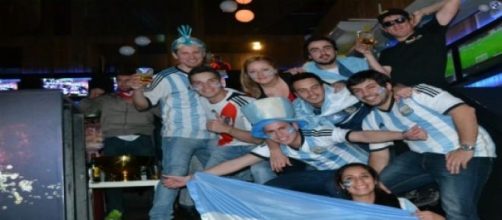 Argentinos alentando a la &acute;&acute;albiceleste&acute;&acute;