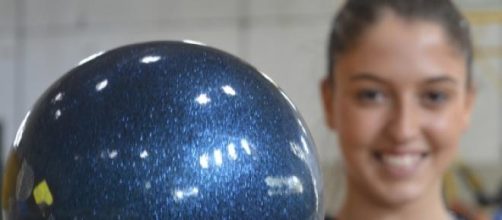 Camila Giorgi mostrando uno de sus elementos 