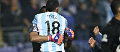 Tevez festeja el penal que defini&oacute; la llave