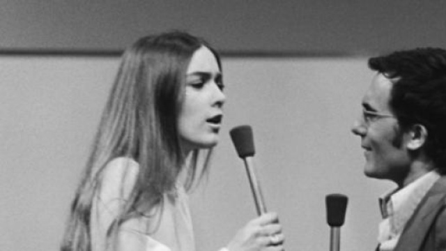 Albano e Romina cantano insieme come un tempo.