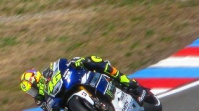 Assen, Valentino super: resiste a Marquez e vola