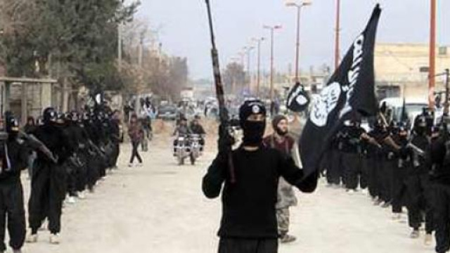 miliziani dell'ISIS in parata