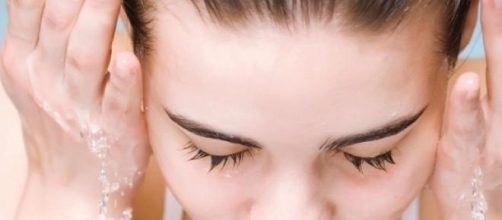 Limpiar el rostro ayuda a mantener la piel joven 