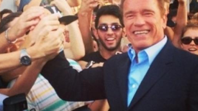 Arnold Schwarzenegger saluta i fans