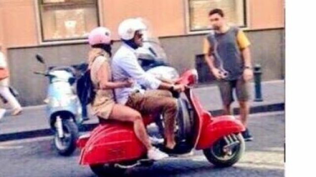 Emma Marrone e Fabio Borriello in Vespa a Napoli.