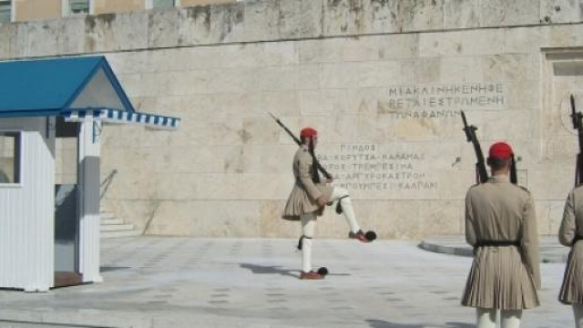 Grecia, luned&igrave; di paura con banche e borse chiuse