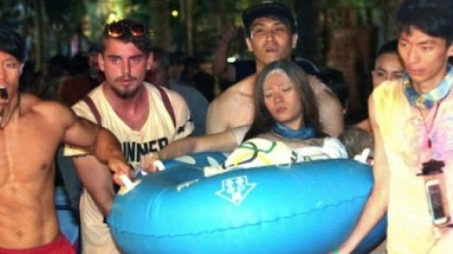 I primi soccorsi dopo l'incendio