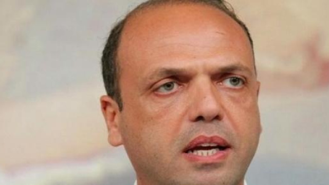 Il ministro Alfano tratta il tema immigrati
