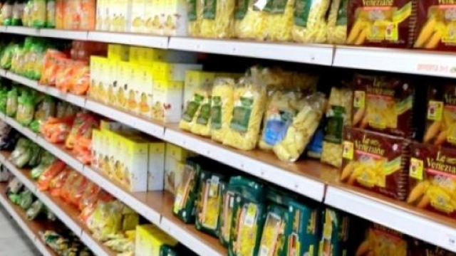 Un comune scaffale di un supermercato