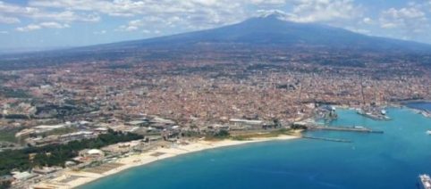 Vietato andare al mare: 13enne per dispetto si lancia dal balcone