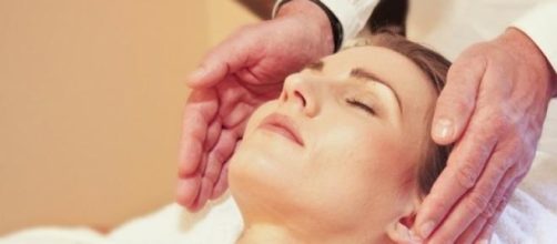 La energ&iacute;a se trasmite a trav&eacute;s de las manos