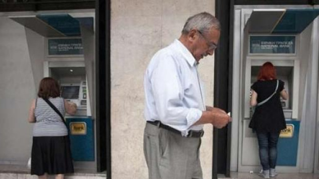 Ancora gente in coda ai bancomat in Grecia