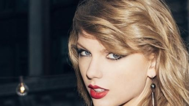 Capelli corti swang per la cantante Taylor Swift