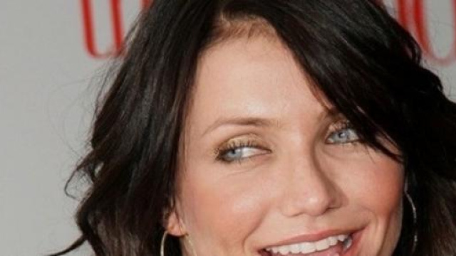 Capelli medi, mossi e scuri scelti da Cameron Diaz