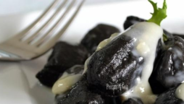 Gnocchi al nero di seppia con crema di orata.