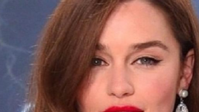 Il long bob castano sfoggiato da Emilie Clarke