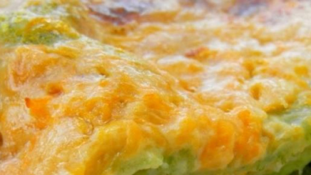 Lasagne verdi con zucca, funghi e formaggio.