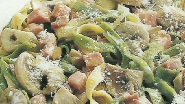 Tagliatelle paglia e fieno con rag&ugrave; di finferli.