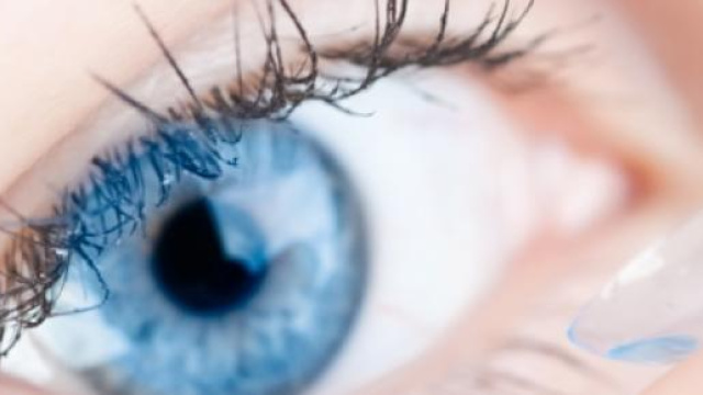 Donna che indossa lentine