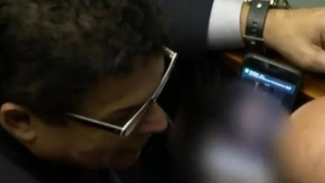 Il parlamentare che guarda il video