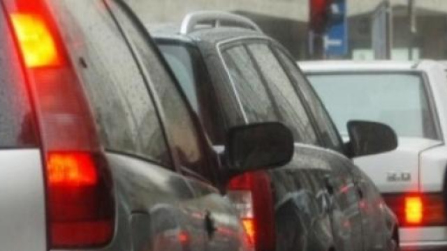 Traffico con tante automobili