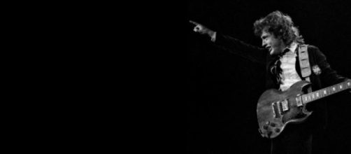 Angus Young, co-fundador y guitarrista principal