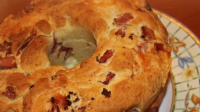 Ciambella salata con formaggio e speck.