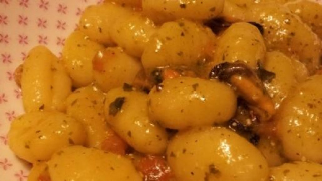 Gnocchi con pomodorini,pesto e cozze.
