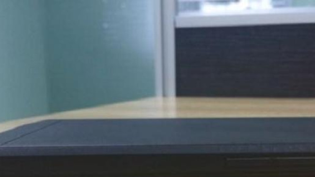 Prototipo dello smartphone Outikel orizzontalmente