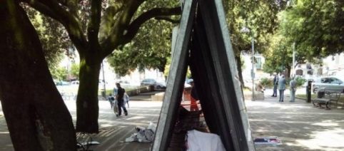 Eboli, città imbratta da manifesti elettorali: l'ira di ambientalisti e volontari