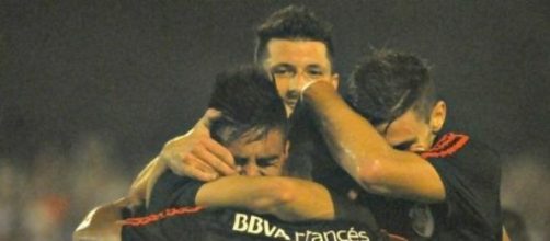 Todos abrazan al pibe Kaprof por su gol.