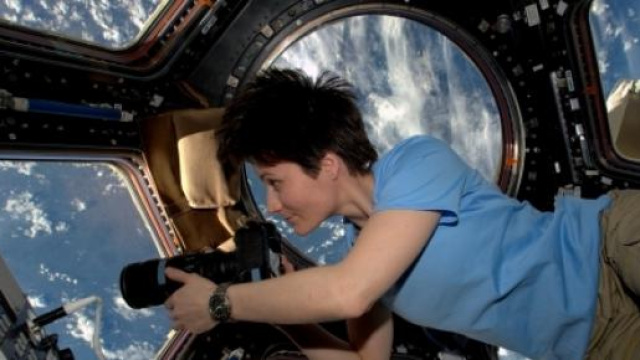 Astrosamantha pubblica foto criticate di scie