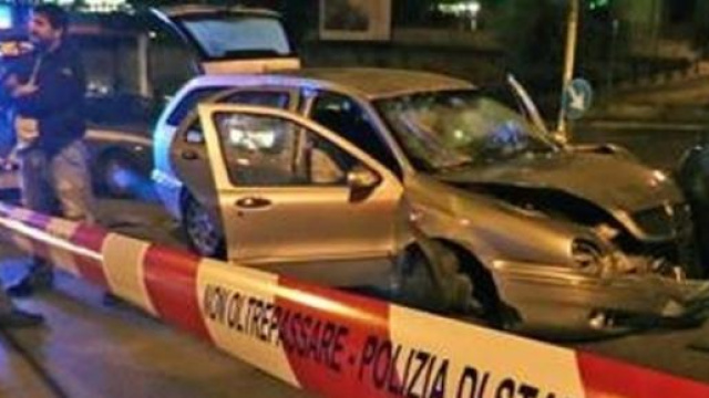 Auto pirata contro la folla.
