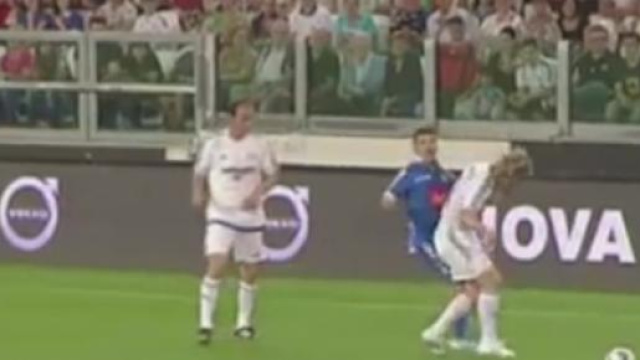 Il momento del fallo di Pavel Nedved su Moreno