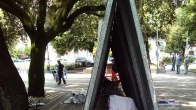 tabelloni dell'affissione usati come cestini 