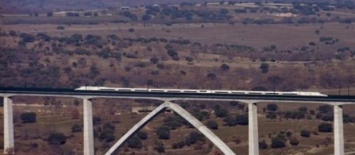 AVE por el Viaducto de Arroyo del Valle (Madrid).