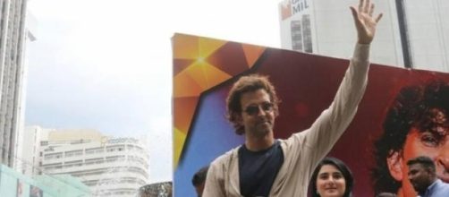 Hrithik Roshan mingles with fans at IIFA 2015. 