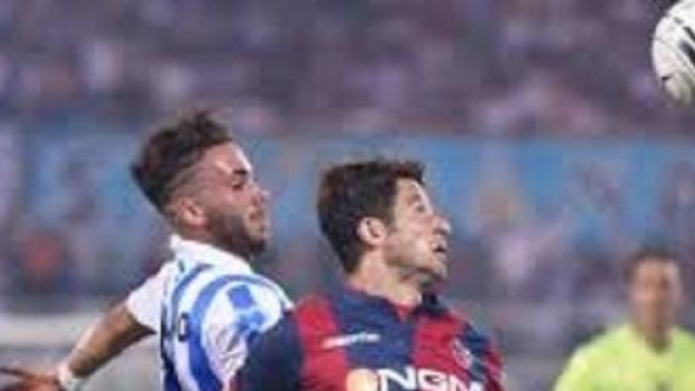 Giocatori contendono il pallone durante la partita