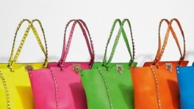 Shopper in pelle, colorate ed inserti per l'estate