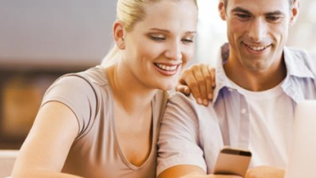 Una coppia guarda lo smartphone