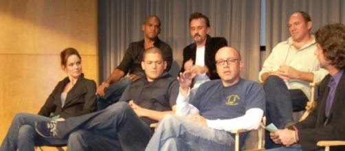 El productor de la serie junto al resto del equipo