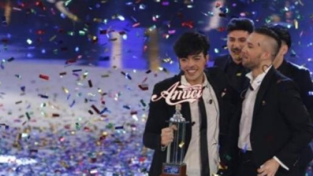 Amici, vincono i The Kolors.