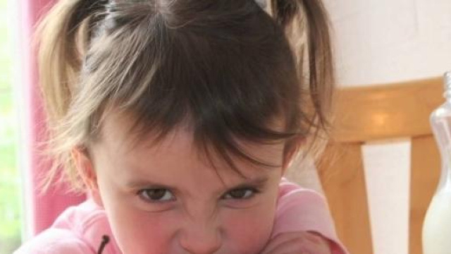 Bambina fa capricci a tavola