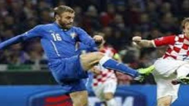 De Rossi lotta a centrocampo contro un croato