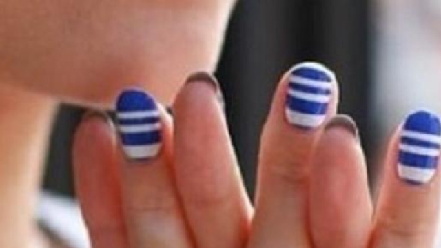 Manicure alla marinaretta bianca e blu