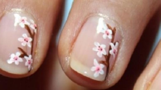 Manicure con decorazioni floreali