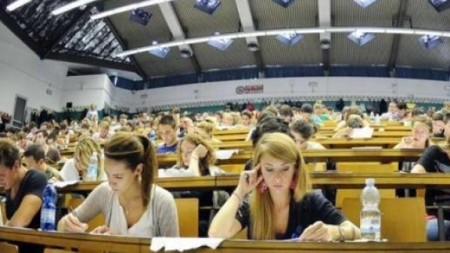 Studenti durante il test di ammissione 